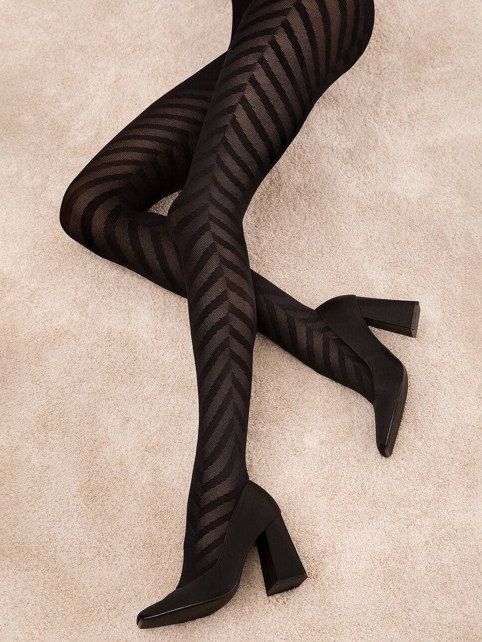 mustat kuvioidut sukkahousut